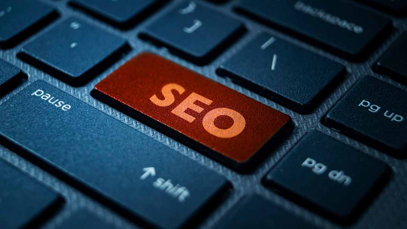 Klawiatura z klawiszem „SEO” – optymalizacja stron internetowych pod wyszukiwarki, pozycjonowanie i marketing cyfrowy
